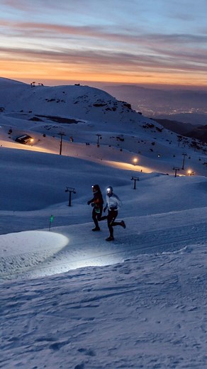 Quién pudiera vivir cada segundo de tí. Pasar de la tierra al cielo y de nuevo a la tierra sin despegarse de tu manto blanco, sin dejar de sentirte y vivirte con la misma locura que corremos. Quién pudiera!!!! Vídeo @escobedoheart Foto @niccolo_guasti_photo If only I could live every second of you. To pass from earth to heaven and back again without ever leaving your white cloak, never ceasing to feel you and experience you with the same madness with which we run. If only I could! #snowrunningfe