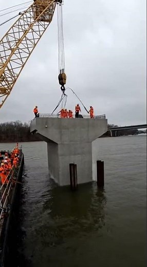 Watch the moment a bridge under construction turns deadly Excavator falls, concrete and steel crash
