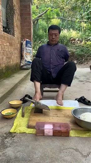 🇨🇳 当双脚承载起双手的责任时，大脑便会构建出全新的神经通路；这让人们能够通过脚底的触觉，在触碰亲人时感受到温暖、柔情与安心。 🇬🇧 When the feet assume the role of hands, new pathways are built in the brain. This allows a person, through the touch of the foot, to feel warmth, tenderness, and security when touching a loved one. 🇨🇳 这种能力并非少数人独享的奇迹，而是潜藏于每一个人的生物本能之中；我们的大脑与生俱来就拥有同样的塑造力，以及重组神经网络的相同潜能。 🇬🇧 This ability is not a miracle reserved for a few, but is embedded in the biology of absolutely every human being; our brains by birth possess the same flex