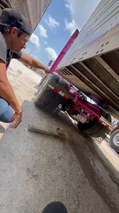 471K views · 10K reactions | Buena tardecita banda, aquí dejó este tip, es cuando tu remolque quede muy abajo y tu portable no pueda entrar para gancharlo, el tip es para quien le sirva, para el que no evitese comentarios pndejos, recuerden que no todos nacemos enseñados. | La Vida De Un Trailero | Facebook