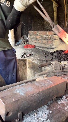 Rizaldi | Incredible Skill: Straightening Bent Steel by Hand 💪💪 #blacksmith #metalworking #manual #metalart #metalwork #iron #Craftsmanship... | Instagram