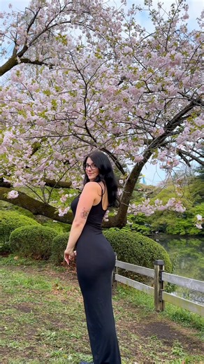 Taking pictures under the cherry blossoms in Japan 🌸 | Sara Mei Kasai