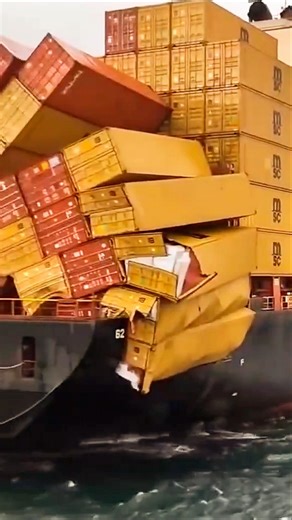 Containers Collapes on Aft Deck of Container Ship 😱😲🚢 #shorts #subscribe #containership #ytshorts