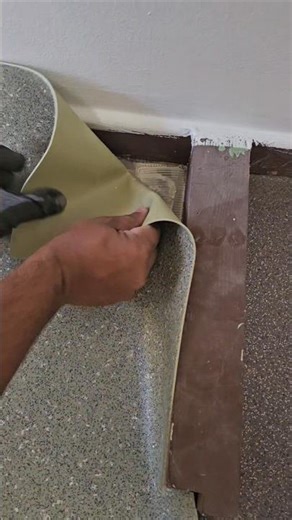 Comment plier et couper un angle de revêtement PVC à main levée #btp #pourtoi #charente #renovation