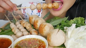 ❤️SAS❤️ on Instagram: "ASMR EATING SOUNDS. My child hood fav snack! Commonly found on street food vendors. Fish balls, meat balls, pork balls...they come in all sorts...even baby hot dogs are good too but I didn’t get any of those today. Link in bio👆🏻if you missed it. . . . . . #asmr #asmrfood #asmreating #asmrsounds #eatingsounds #mukbangasmr #fishballs #grillfishballs #streetfood #thaistreetfood #foodvendors #thaifoodvendor #youtube #letseat"