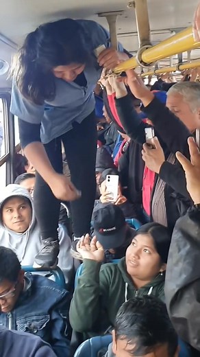 8.6K views · 121 reactions | ¡EN EL PERÚ NUNCA TE ABURRES! A HORA EN PERU SE C0BRA EL PASAJE DE ESTA MANERA NUNCA ANTES VISTO 藍藍 SIGUENOS SOMOS LA NUEVA PLATA FORMA CHALACA Callao te informa #PASAJE #TRANSPORTEPÚBLICO #TRANSPORTE | Callao te informa | Facebook