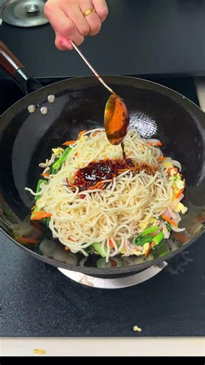 Forget everything you know about fried noodles. Today, we're using SEVEN eggs. 🥚🔥 boss of Chow Mein