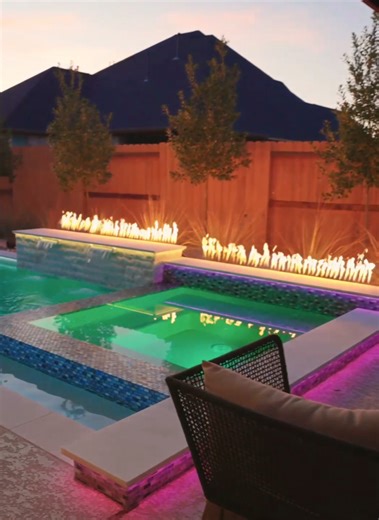 Small yard. Big easement. Zero excuses. 💪🔥 Don’t stress the space — watch this video. We maximized every single inch with a custom pool, spa, water features, fire features, pergola, TV wall, outdoor kitchen… you name it 😎🏊‍♂️🔥 Packed it all in without making it feel crowded or small — and made it POP big time ✨ When you’re ready to transform your backyard, give us a call 📲 You and your family deserve it 🏡❤️ #HoustonPools #DallasPools #AustinPools #UltraCustomPools #BackyardGoals