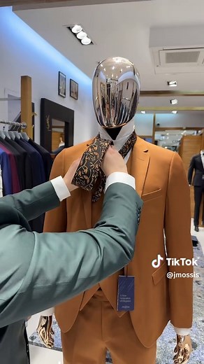 Comment nouer une cravate en double Windsor