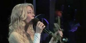 LeAnn Rimes Chokes Up Singing The Rose