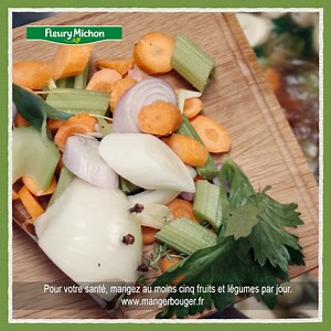 Savez-vous pourquoi notre jambon Le Supérieur est délicieux ET conservation sans nitrite ? Parce que nos cuisniers sélectionnent les meilleurs morceaux, qu'ils cuisent délicatement dans un bouillon de légumes, associés à des extraits végétaux et antixoydant. Ainsi, pas besoin de sel nitrité, et notre jambon reste savoureux ! | Fleury Michon