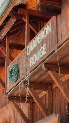 🔥 Cette année, Le Petit Chaperon Rouge monte encore d’un cran. Dans l’ombre, une nouveauté qui change tout : un espace de maturation dédié à nos viandes, soigneusement sélectionnées. Nos pièces arrivent tout droit de la Maison Arnaud à Chambery @alpviandes puis sont maturées sur place pour révéler toute leur tendreté et leur caractère. 🥩 Cuisson au feu de bois, devant vous, 🍷 belles références de vins pour accompagner chaque morceau, 🍽️ accompagnements & desserts 100 % faits maison, sans exc