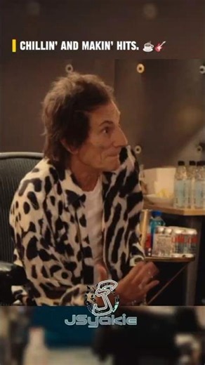 Ronnie Wood the active one 🕺👏 #ronniewood #mickjagger #keithrichards #therollingstones #70s #jsyakie