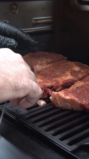 2K views · 30 reactions | Saturday Throwback: Testin' out the Masterbuilt 560  One word: AMAZING!! #masterbuilt #masterbuiltgravityseries #grilling #SaturdayThrowback #kosmosq | Kosmo's Q Competition BBQ Products | Facebook