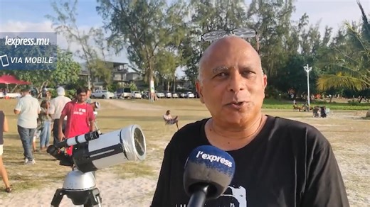 🔴 [Vidéo] Éclipse partielle du Soleil : des passionnés réunis à Flic-en-Flac pour un spectacle céleste Les Mauriciens ont levé les yeux vers le ciel ce mardi 17 février 2026 pour assister à une éclipse partielle du Soleil, visible dans l’après-midi depuis Maurice et Rodrigues. À l’initiative de la Mauritius Astronomical Society, une séance d’observation publique était organisée sur la plage publique de Flic-en-Flac, à proximité du poste de police et de la station des garde-côtes. Dès la fin de 