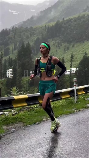 刘跑跑 on Instagram: "你体验过在雨中跑步吗？风冷，陆滑，无人为你鼓掌。鞋子湿透，脚步沉重，虽然孤独却自由！ #Running #跑步 #运动 #马拉松 #Marathon #Exercise"