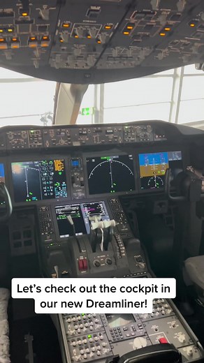 Exploring the Impressive Boeing 787-10 Dreamliner Cockpit