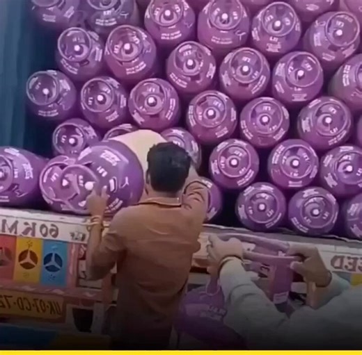 🚨 Two brothers in Uttarakhand have developed an eco-friendly gobar gas cylinder that provides 18 kg of gas for just ₹500.