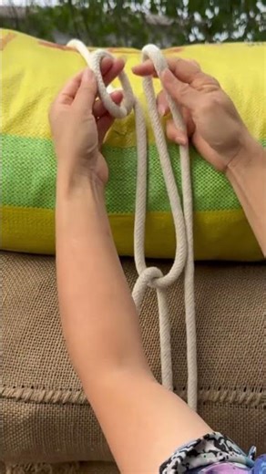 The knotting method of hanging knots is simple and practical. The knots are very strong. Many pe