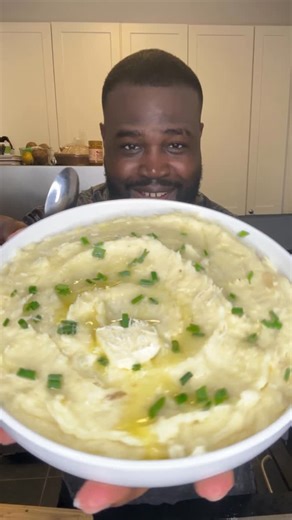 Mo's Tasting on Instagram: "How To Make The Best Roasted Garlic Mashed Potatoes For The Holidays!"