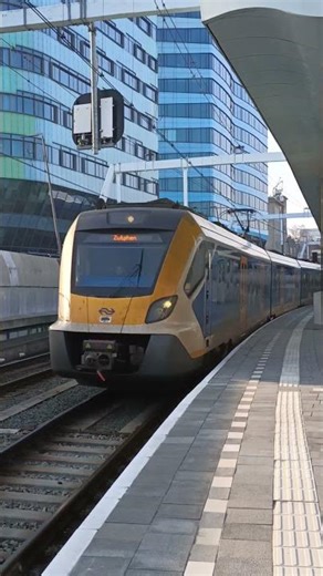 SNG vertrekt met licht groet uit Arnhem Centraal @treinspotterluuk @OV_NEDERLAND
