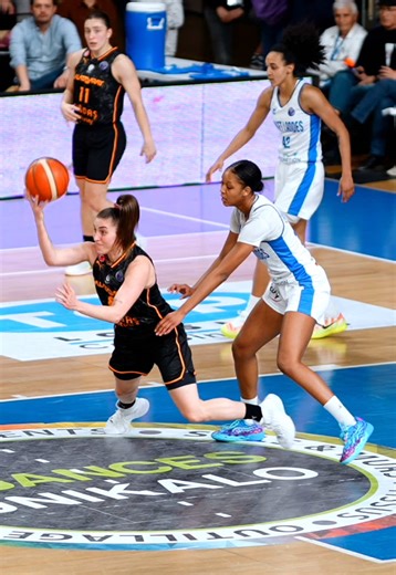 Craziest bucket of the season? Of the year? Of the decade?? 😳 #EuroLeagueWomen #crazybucket #circusshot #aysecora #galatasaray