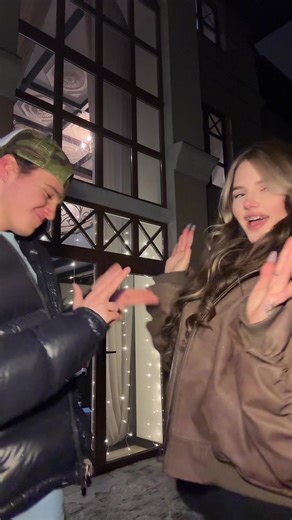 целится в меня