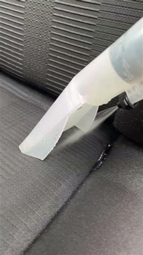 Αφαίρεση λεκέδων από κάθισμα με χρήση σκούπας υγρών στερεών