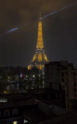 Torre Eiffel . Paris, França 🇫🇷 #viagens #vistaincrivel #lugaresincríveis #lugaresparavisitar