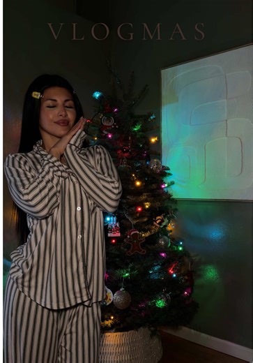 HAPPY FRIDAY 🤍🎁 I hope you all have a beautiful day!! So much to do this weekend 😭 Santa arrives in 5 days!!! #vlogmas #momvlog #sahmvlog #youngmom