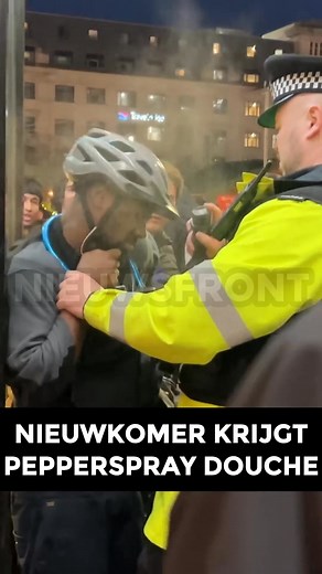 Een gast op de kerstmarkt kreeg een heel andere traktatie dan hij hoopte... Bekijk volledige video in de reacties! 👇 | Iconen van de Lage Landen