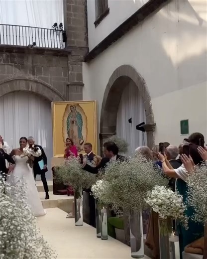 ¡Una gran boda! 💗 La hija de Arturo Elias Ayub y Johanna Slim Domit, Johanna Elias Slim, se casó este sábado 25 de enero con Arturo Maldonado en la Ciudad de México. ✨💍 Rodeados de sus amigos y familia, los recién casados vivieron un momento maravilloso. ¡Felicidades! 🔗 Pronto la información completa en revistaclase.mx 📸 Instagram . . . #RevistaClase #Noticias | Revista Clase