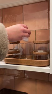 Los pequeños detalles marcan la diferencia. Con nuestros productos de organización, tu baño se convertirá en el espacio más funcional de la casa. 🛁✨ ¿Tienes algún truco para mantener todo en orden? #ikeacolombia #baños #organización | IKEA