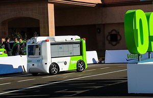 出前はロボットが配達する時代に。ドローン、無人配送車、ロボットの連携で料理を届ける