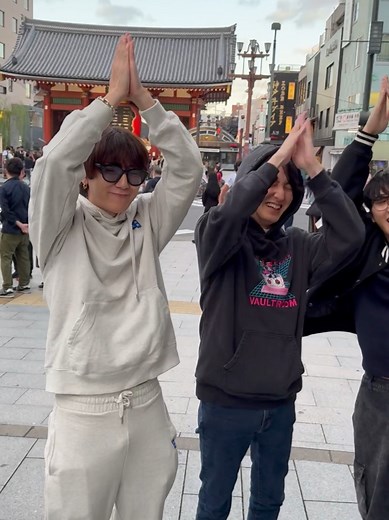 浅草雷門前のピラピーダンス