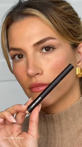Built-in hydration, seamless color. With Hyaluronic Acid, Caviar Stick Eye Shadow smooths, hydrates and delivers rich payoff. | Laura Mercier