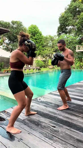 DAY 1/30 CHALLENGE BOX Chaque jour je réalise un nouveau challenge pour sortir de mon quotidien ! Aujourd’hui c’était : Fais de la boxe 🥊 Quelle chance que deux de mes amis soient passionnés, thanks so muuuch guys for your time and energy ✨🔥❤️ @disciplinebytony and @nicksteep_ Je crois bien que je vais continuer ! Je n’avais jamais testé de sport de combat et je dois dire que j’ai adoré ! Un excellent moyen d’être ancré dans le présent 🤯 Abonne toi pour suivre le challenge de demain ! #challe