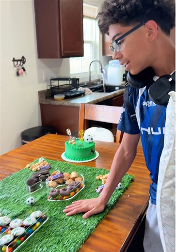 Mi hijo cumplió 13 años ayer… pero no pude estar con él porque estaba en un torneo en otro estado. El viaje por carretera era muy largo y por mi estado 🤰 decidimos que lo mejor era quedarme. Pero hoy que regresó, lo estaba esperando con una sorpresa. Y ver su cara de felicidad… lo fue todo para mí 🥹💙” #birthday