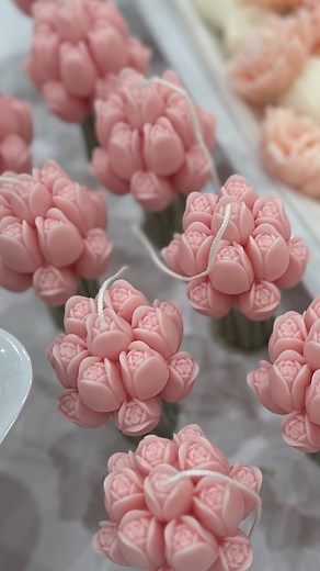 𝟒 𝐒𝐚𝐢𝐬𝐨𝐧𝐬 𝐄𝐯𝐞𝐧𝐞𝐦𝐞𝐧𝐭| Favors | Custom Gifts | Events on Instagram: "Quietly preparing something beautiful 🌷🤍 . . . . . . . . #customgift #flowercandlebouquet #candlemaking #candlelover #candleshop #handcrafted #smallbusinessowner #handcraftedcandles #favors #bomboniere #unmolding #unmoldwithme #luxurycandles #candleart #artisanat #flowercandle #handmadegift #handmadecandles #event #eventfavour #favours #customfavours #candlefavours #wedding #bridalshower #decor #candledecor #pe