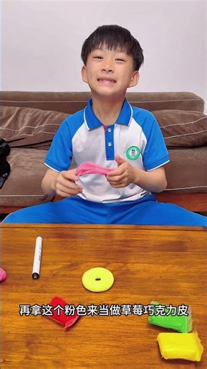 彩泥甜甜圈 同学特别喜欢草莓味甜甜圈，今天给同学做个草莓味甜甜圈，你们还喜欢什么，我给你们做。 #甜甜圈 #草莓味甜甜圈 #彩泥手工 #彩泥玩具#孩子的乐趣