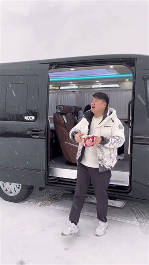 Encountering a blizzard while traveling in a campervan, I had an immersive experience