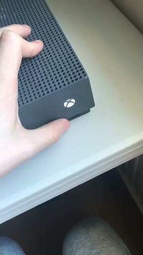 Xbox one s turns on then off again