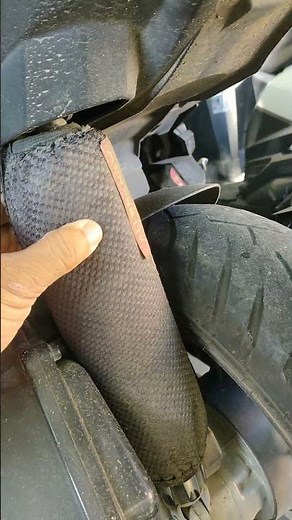 Cover the motorcycle shock absorber to keep the shock absorber durable, always clean
