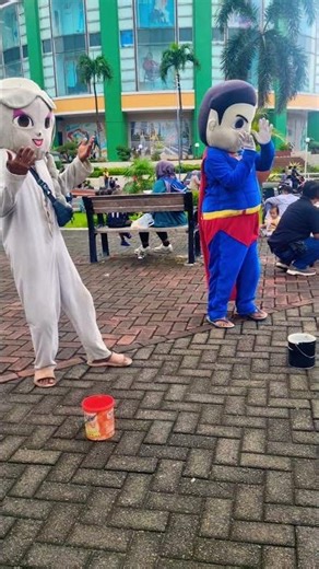 Jellyfish dancing clown catfish