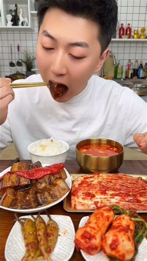 Spicy red braised pork belly with spicy kimchi, it's so delicious and yummy.... #red #spicy #pork