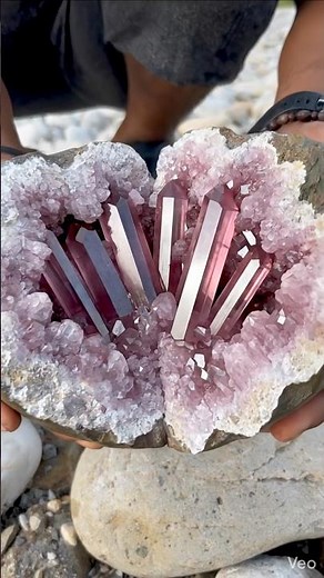 “Unbelievable Pink Crystal Discovery 💎✨ Nature’s Hidden Gem!”