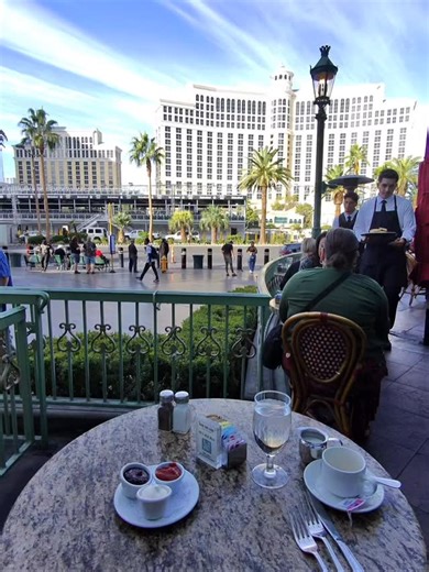 Omelette for breakfast on the Las Vegas Strip. My server explaining to me how he deals with the chaos… | Mike Wooldridge