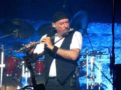 Jethro Tull - Ian Anderson's Flute Solo from "MY GOD" live in Israel (Shuni)