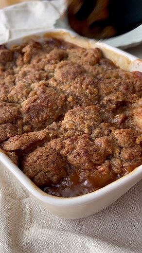 You have to try this Vegan Apple Crumble! 🍎 It’s a quick, easy, crowd-pleasing dessert, perfect with vegan ice cream or custard. ✨Recipe: https://plantbasedonabudget.com/the-best-vegan-apple-crumble/ #plantbasedonabudget #applecrumble #applecrumblerecipe #applerecipes #appleseason #vegandessert #fallrecipes #falldesserts #recipeoftheday #veganeats | Plant-Based on a Budget