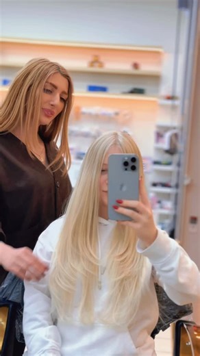 Julia | Blonde & Extensions on Instagram: "Keratinförlängning och ett strålande blondt resultat ✨ Här har vi använt 125 g, 50 cm keratinkapslar för ett naturligt, fylligt hår. Avslutat med en mjuk slingning i en varm, latin-inspirerad blond ton. Drömhår med längd, volym och glans 🤍 #idanabeauty #keratinförlängning #hårförlängning #blondhair #slingor latinblond glansigthår professionellfrisör hairtransformation drömhå"
